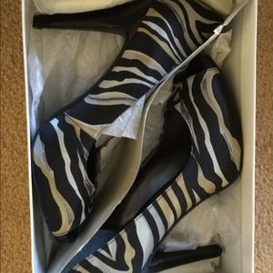 Size 8 NineWest peep toe multi colored pumps. New never worn.